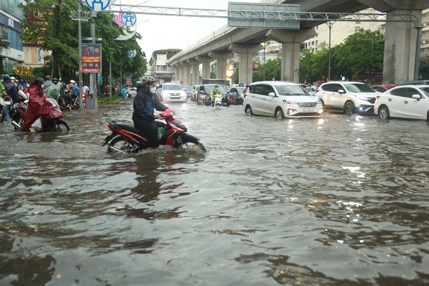 Mua nhu trut, duong pho Ha Noi bien thanh song - Hinh anh 2