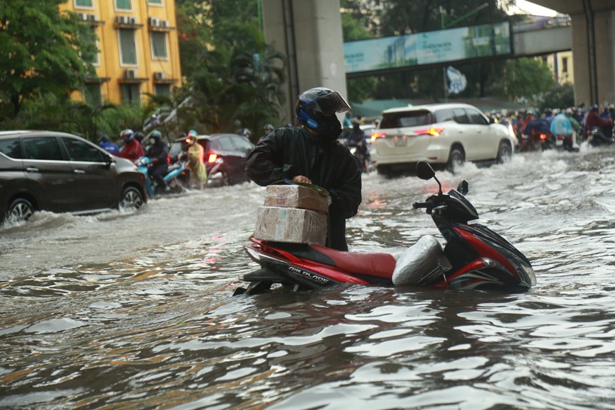 Mua nhu trut, duong pho Ha Noi bien thanh song - Hinh anh 1