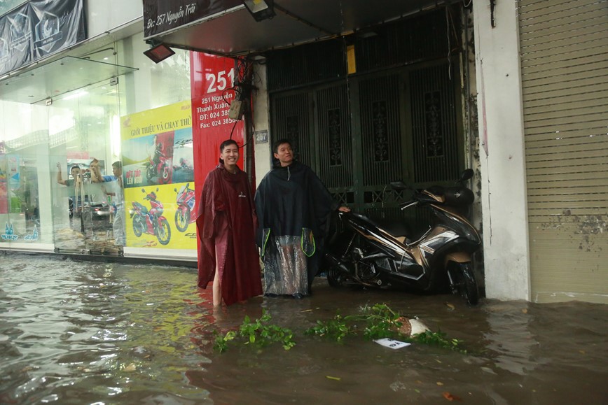 Mua nhu trut, duong pho Ha Noi bien thanh song - Hinh anh 14