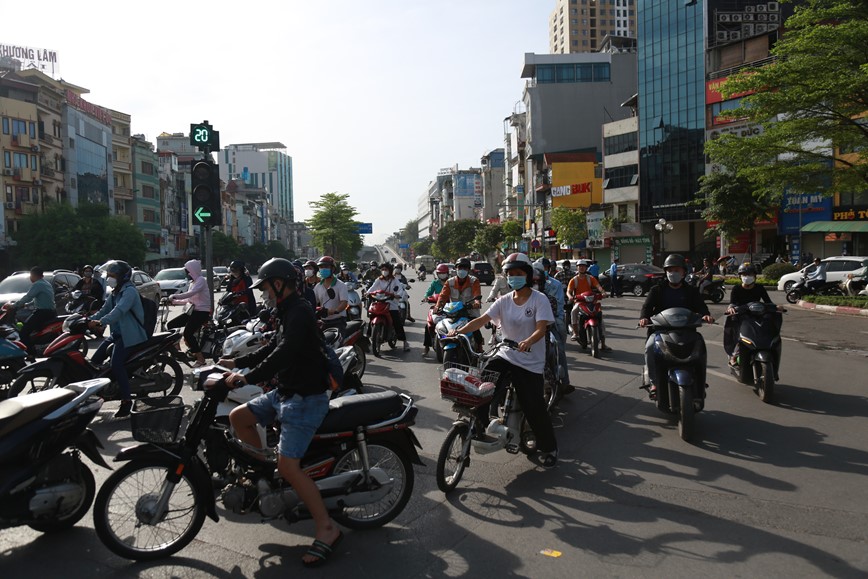 To chuc lai giao thong nut giao Nga Tu So: Nguoi dan noi duoi nhau di nguoc chieu - Hinh anh 4