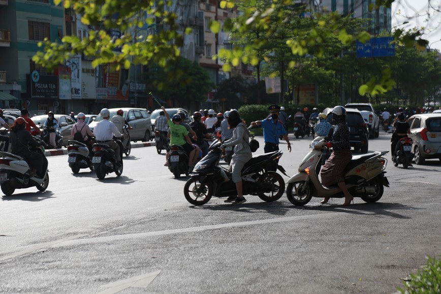 To chuc lai giao thong nut giao Nga Tu So: Nguoi dan noi duoi nhau di nguoc chieu - Hinh anh 9