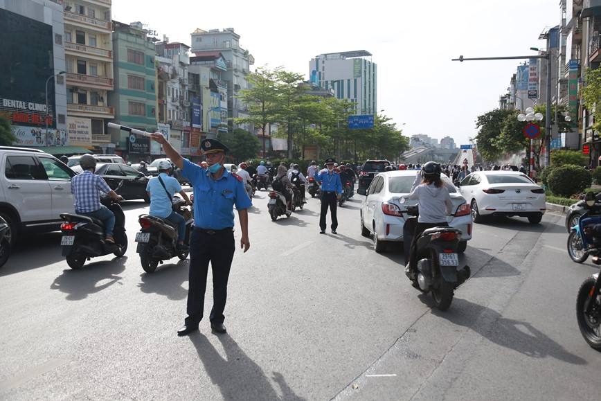 Ngay dau tuan, giao thong khu vuc Nga Tu So thuan loi bat ngo - Hinh anh 4