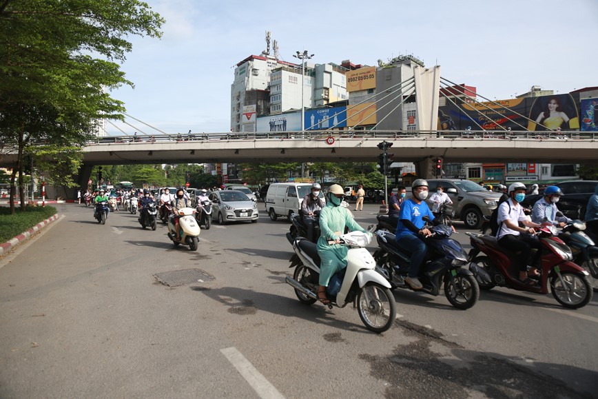 Ngay dau tuan, giao thong khu vuc Nga Tu So thuan loi bat ngo - Hinh anh 3