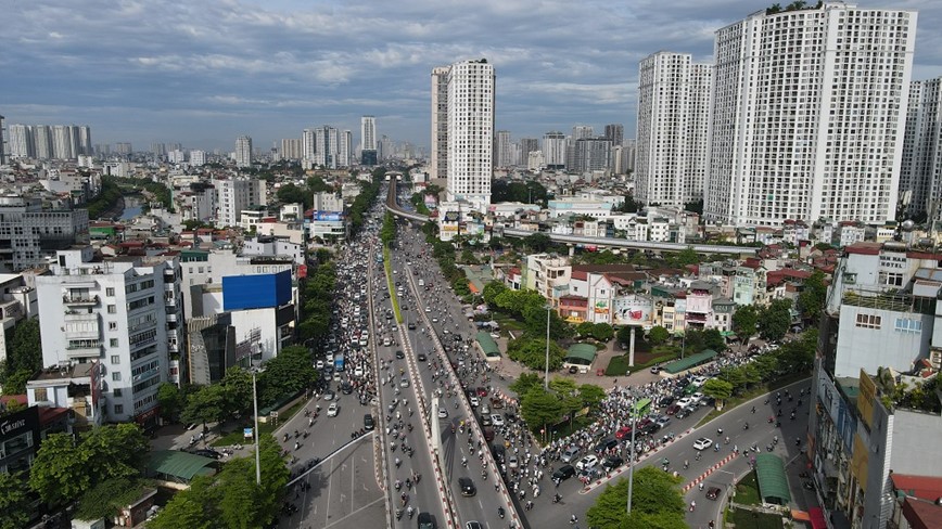 Ngay dau tuan, giao thong khu vuc Nga Tu So thuan loi bat ngo - Hinh anh 1