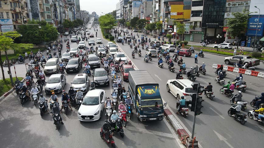 Ngay dau tuan, giao thong khu vuc Nga Tu So thuan loi bat ngo - Hinh anh 8