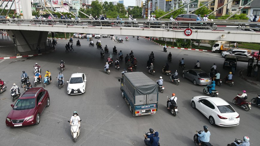 Ngay dau tuan, giao thong khu vuc Nga Tu So thuan loi bat ngo - Hinh anh 9