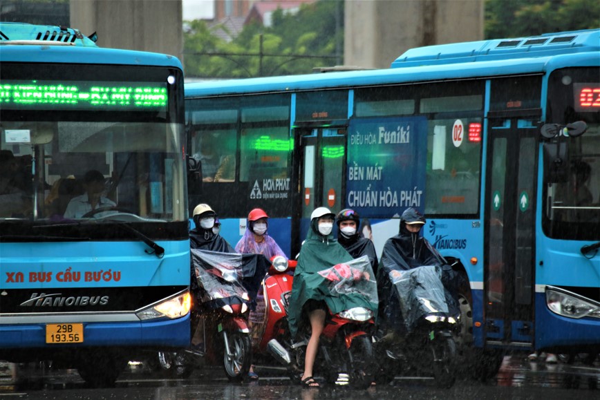 Mua to dau gio sang, nguoi dan Ha Noi chat vat di lam - Hinh anh 14