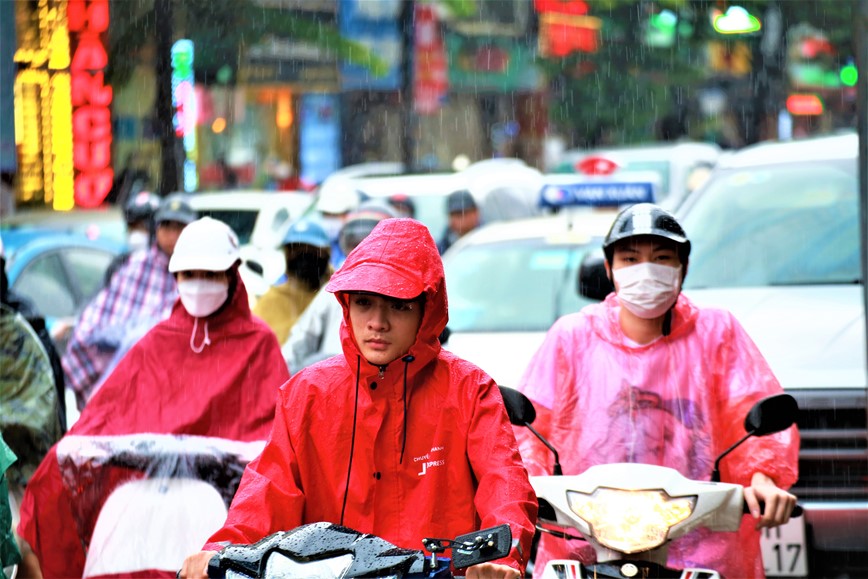 Mua to dau gio sang, nguoi dan Ha Noi chat vat di lam - Hinh anh 13