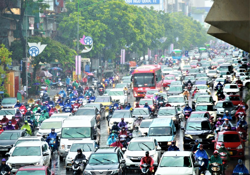 Mua to dau gio sang, nguoi dan Ha Noi chat vat di lam - Hinh anh 1