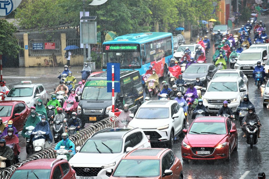 Mua to dau gio sang, nguoi dan Ha Noi chat vat di lam - Hinh anh 3