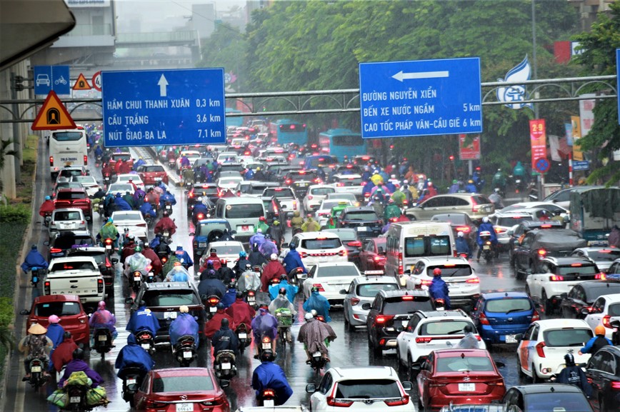 Mua to dau gio sang, nguoi dan Ha Noi chat vat di lam - Hinh anh 4