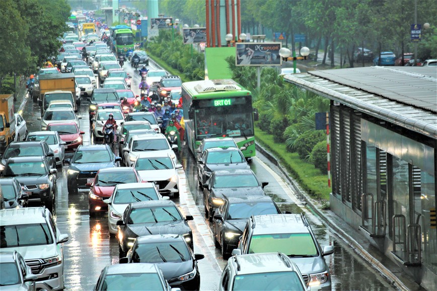 Mua to dau gio sang, nguoi dan Ha Noi chat vat di lam - Hinh anh 11