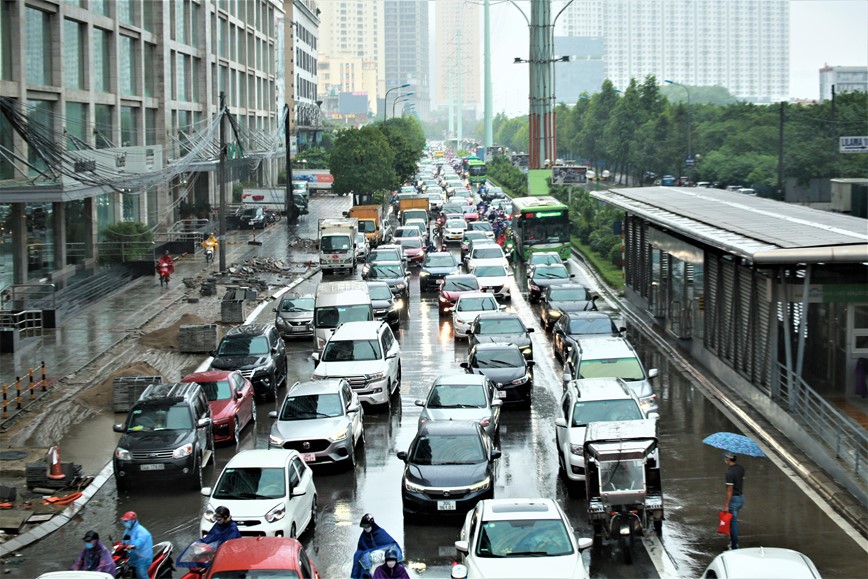 Mua to dau gio sang, nguoi dan Ha Noi chat vat di lam - Hinh anh 2