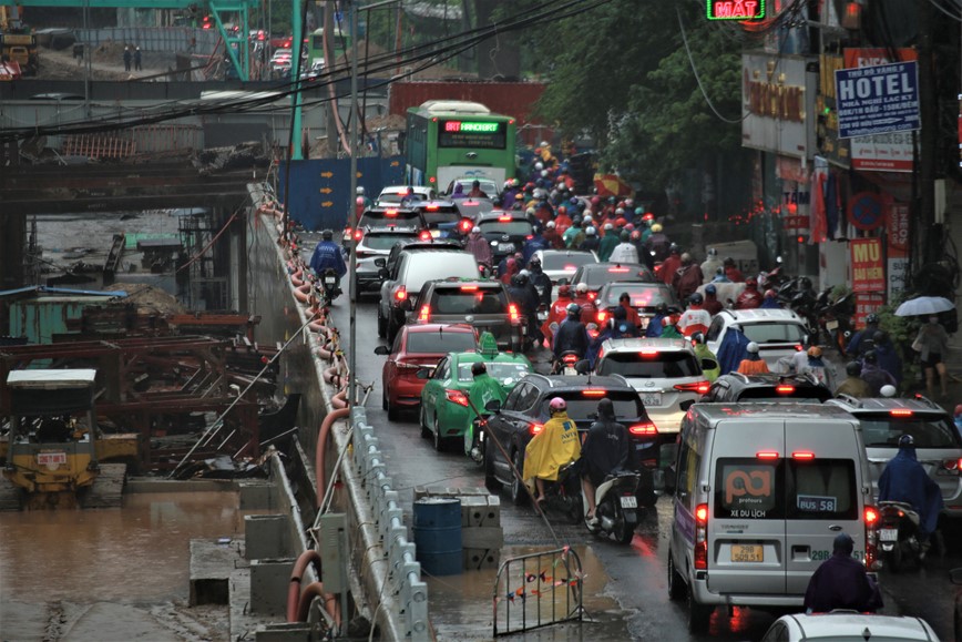 Mua to dau gio sang, nguoi dan Ha Noi chat vat di lam - Hinh anh 7