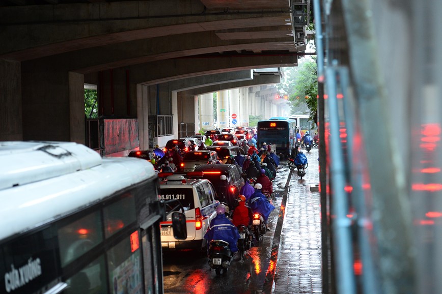 Mua to dau gio sang, nguoi dan Ha Noi chat vat di lam - Hinh anh 5