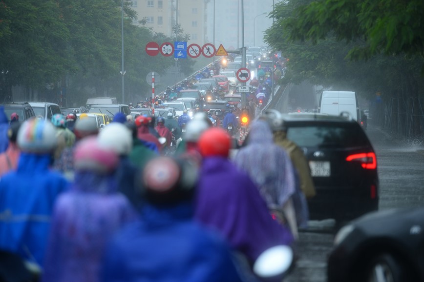 Mua to dau gio sang, nguoi dan Ha Noi chat vat di lam - Hinh anh 10