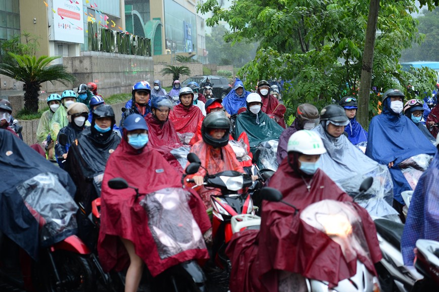 Mua to dau gio sang, nguoi dan Ha Noi chat vat di lam - Hinh anh 8