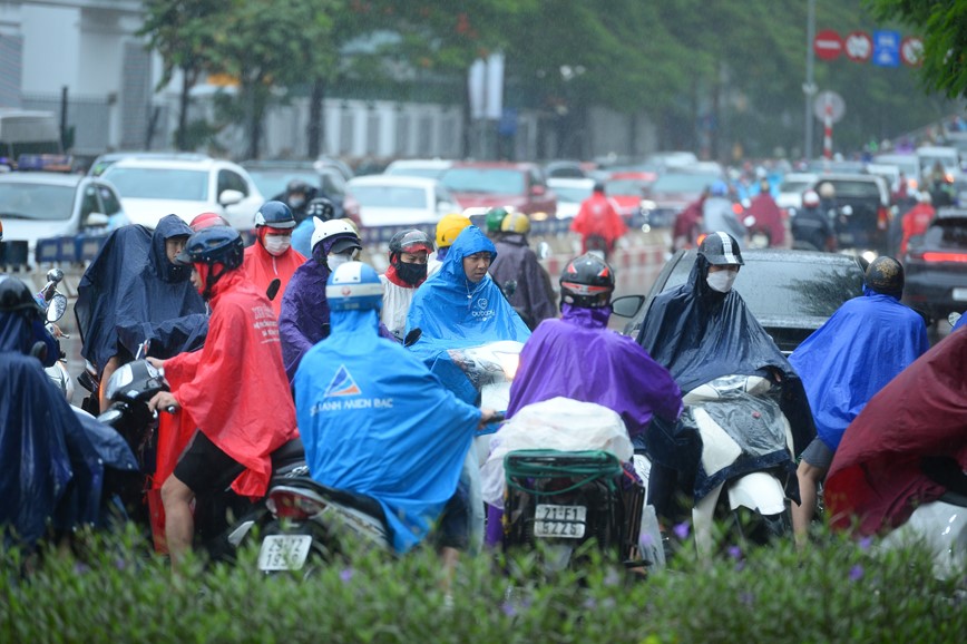 Mua to dau gio sang, nguoi dan Ha Noi chat vat di lam - Hinh anh 6