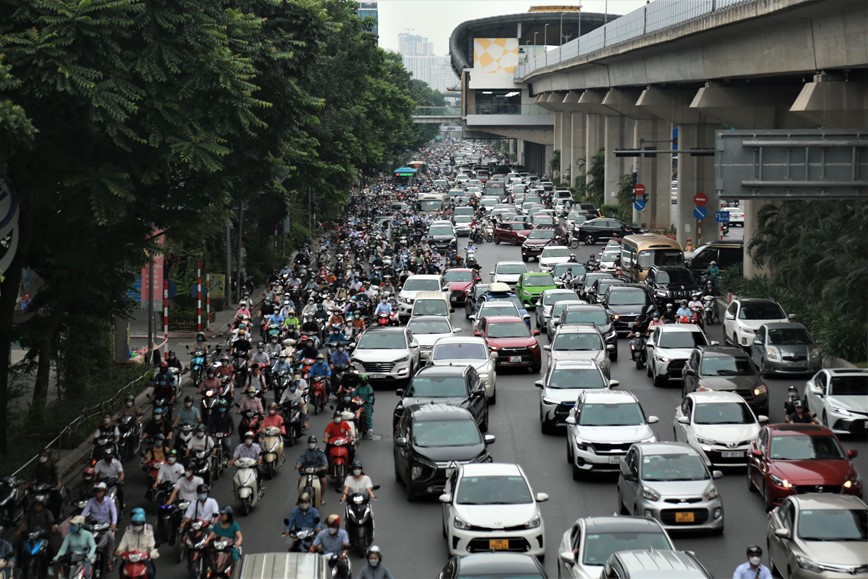 Duong pho Ha Noi ket cung sau ky nghi le - Hinh anh 11