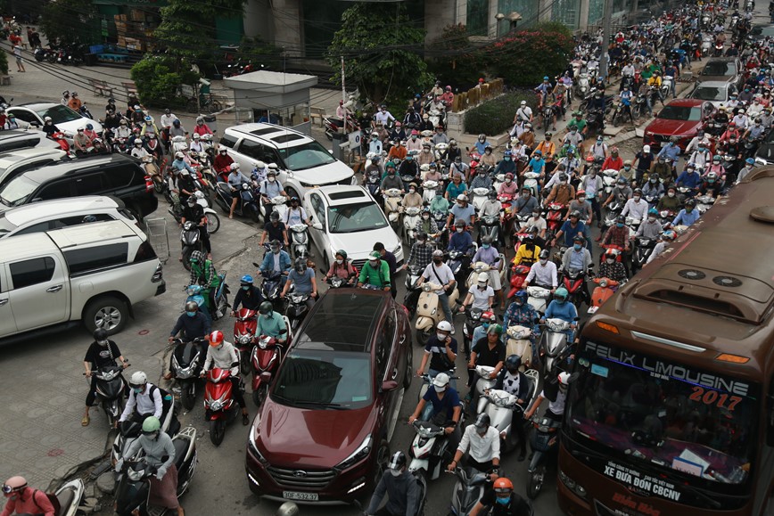 Duong pho Ha Noi ket cung sau ky nghi le - Hinh anh 1