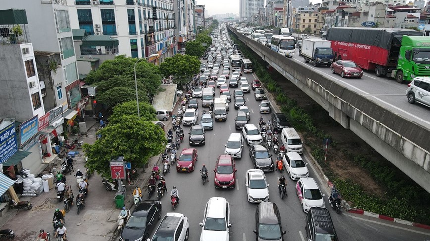 Duong pho Ha Noi ket cung sau ky nghi le - Hinh anh 3