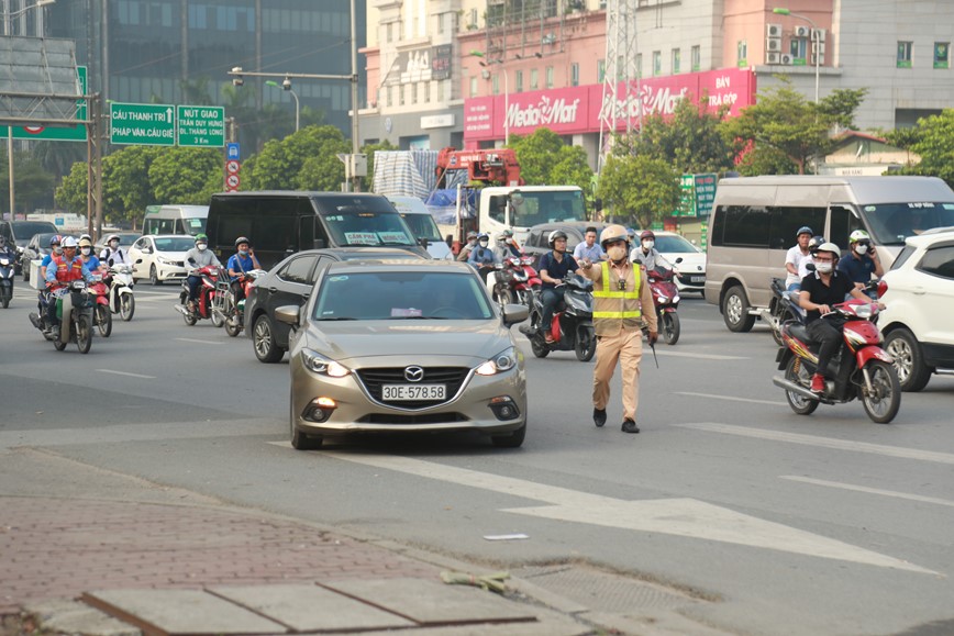 Tuan tra bang xe dac chung tren duong Vanh dai 3 de xu phat vi pham - Hinh anh 5