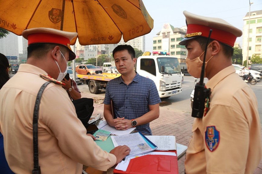 Tuan tra bang xe dac chung tren duong Vanh dai 3 de xu phat vi pham - Hinh anh 10