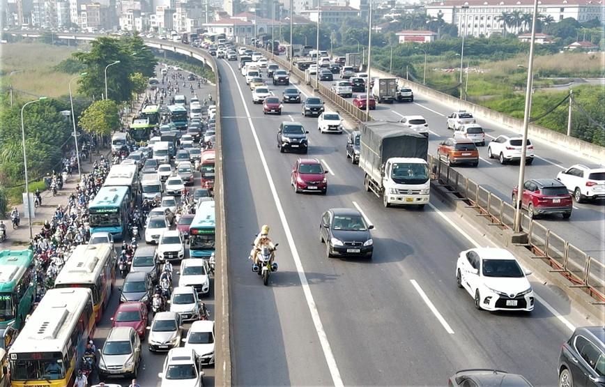 Tuan tra bang xe dac chung tren duong Vanh dai 3 de xu phat vi pham - Hinh anh 8