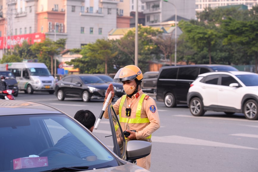 Tuan tra bang xe dac chung tren duong Vanh dai 3 de xu phat vi pham - Hinh anh 7