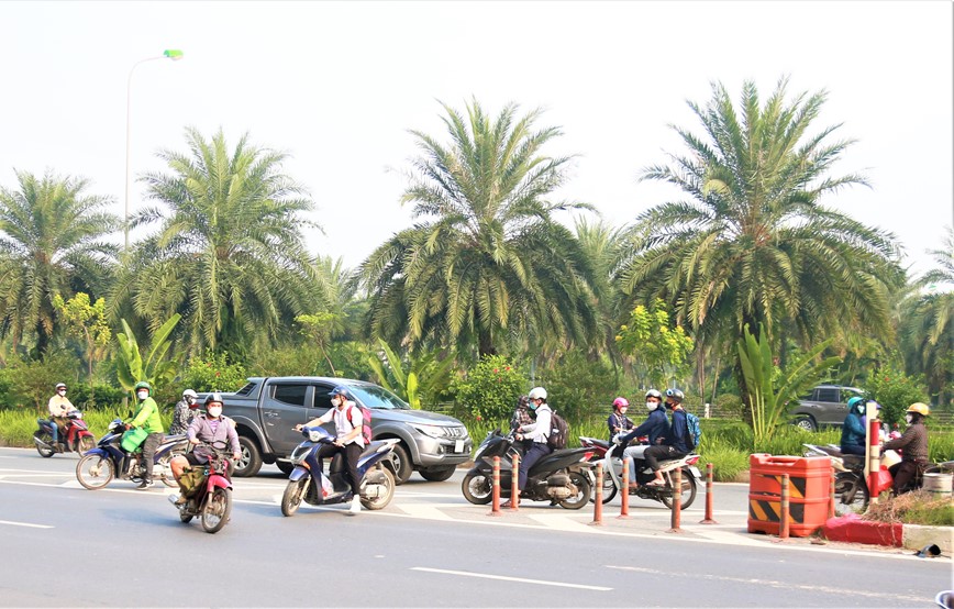 Tac ham chui Trung Hoa, xe may noi duoi nhau di nguoc chieu - Hinh anh 7