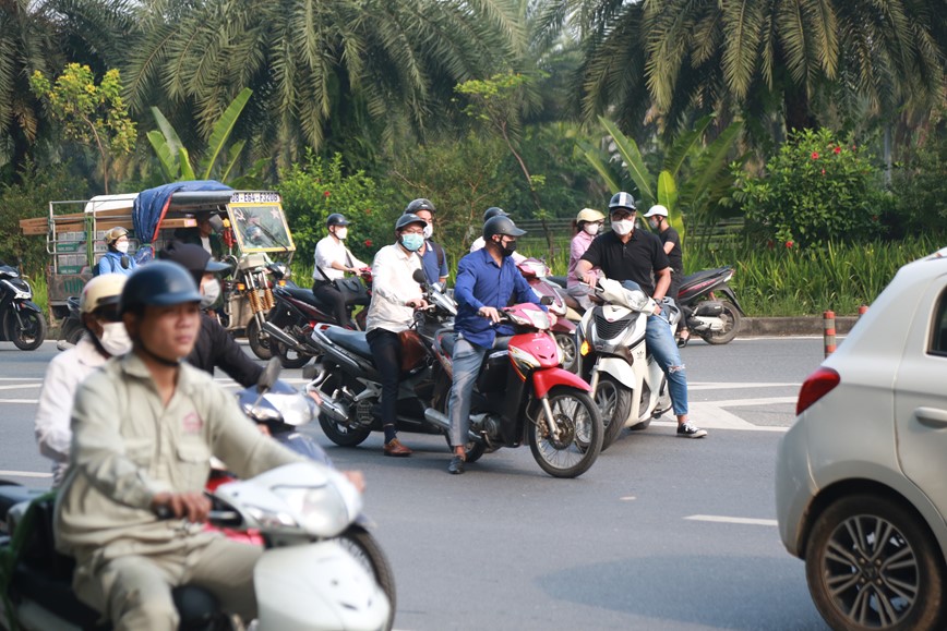 Tac ham chui Trung Hoa, xe may noi duoi nhau di nguoc chieu - Hinh anh 2