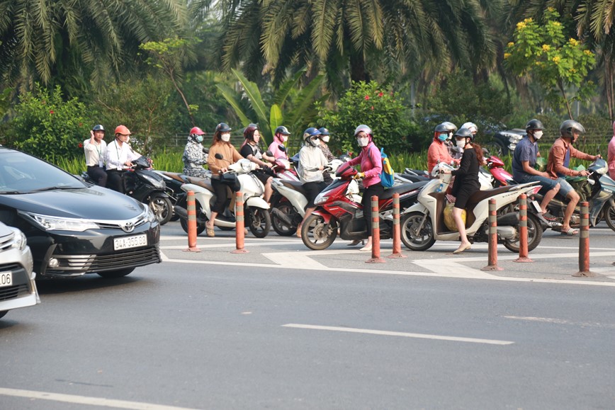 Tac ham chui Trung Hoa, xe may noi duoi nhau di nguoc chieu - Hinh anh 3