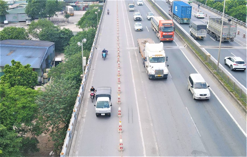 O to noi duoi nhau vao lan xe may tren cau Thanh Tri - Hinh anh 4