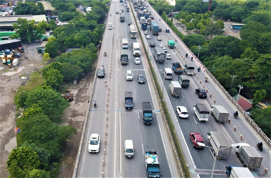 O to noi duoi nhau vao lan xe may tren cau Thanh Tri - Hinh anh 3