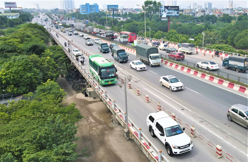 O to noi duoi nhau vao lan xe may tren cau Thanh Tri - Hinh anh 7