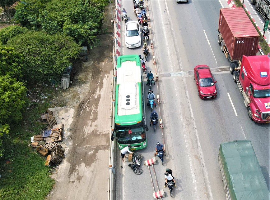 O to noi duoi nhau vao lan xe may tren cau Thanh Tri - Hinh anh 9