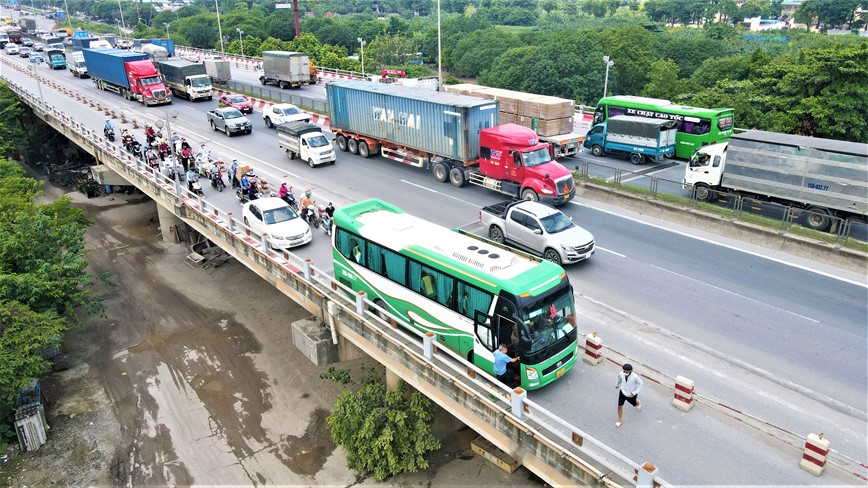 O to noi duoi nhau vao lan xe may tren cau Thanh Tri - Hinh anh 8