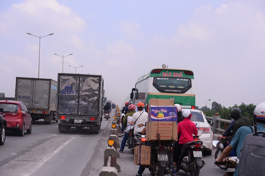 O to noi duoi nhau vao lan xe may tren cau Thanh Tri - Hinh anh 11