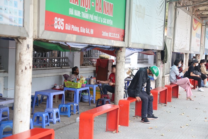 Ha Noi: Hang quan bua vay nha cho xe buyt - Hinh anh 10