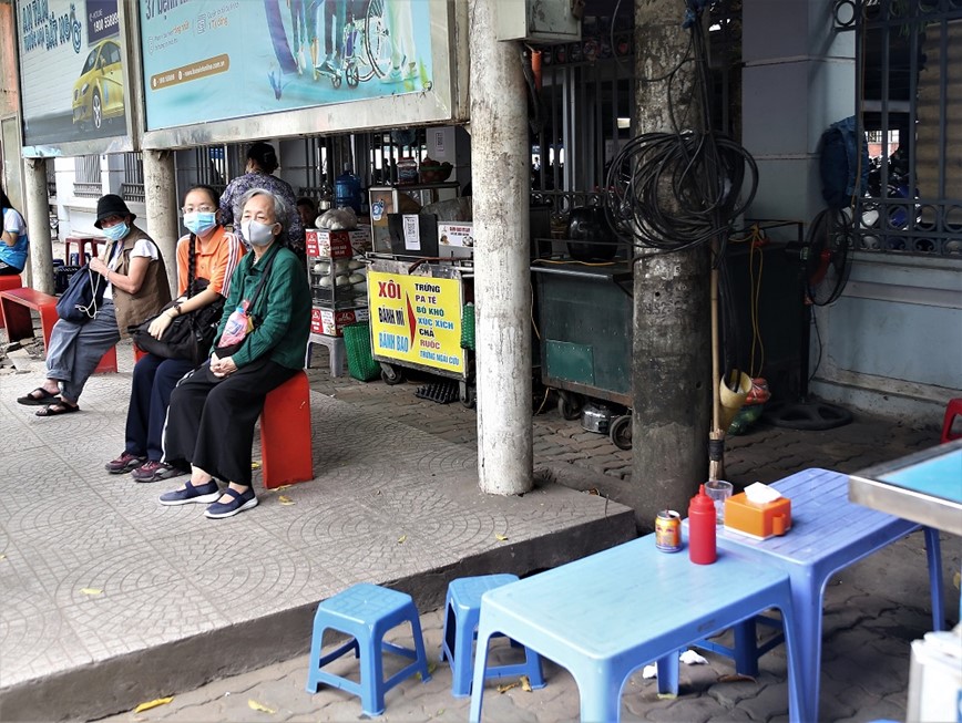 Ha Noi: Hang quan bua vay nha cho xe buyt - Hinh anh 11