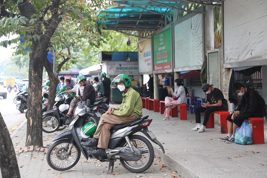 Ha Noi: Hang quan bua vay nha cho xe buyt - Hinh anh 9