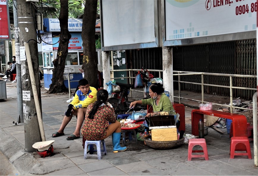 Ha Noi: Hang quan bua vay nha cho xe buyt - Hinh anh 5