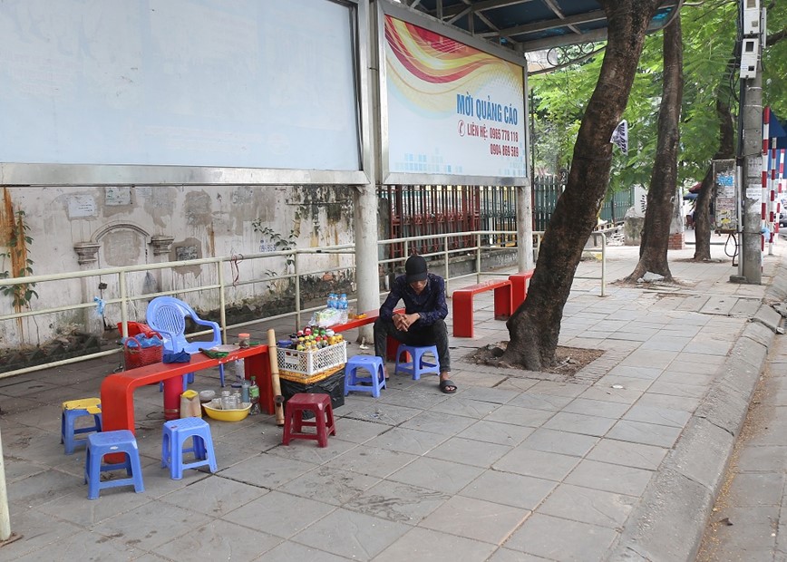 Ha Noi: Hang quan bua vay nha cho xe buyt - Hinh anh 4