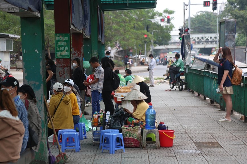 Ha Noi: Hang quan bua vay nha cho xe buyt - Hinh anh 8