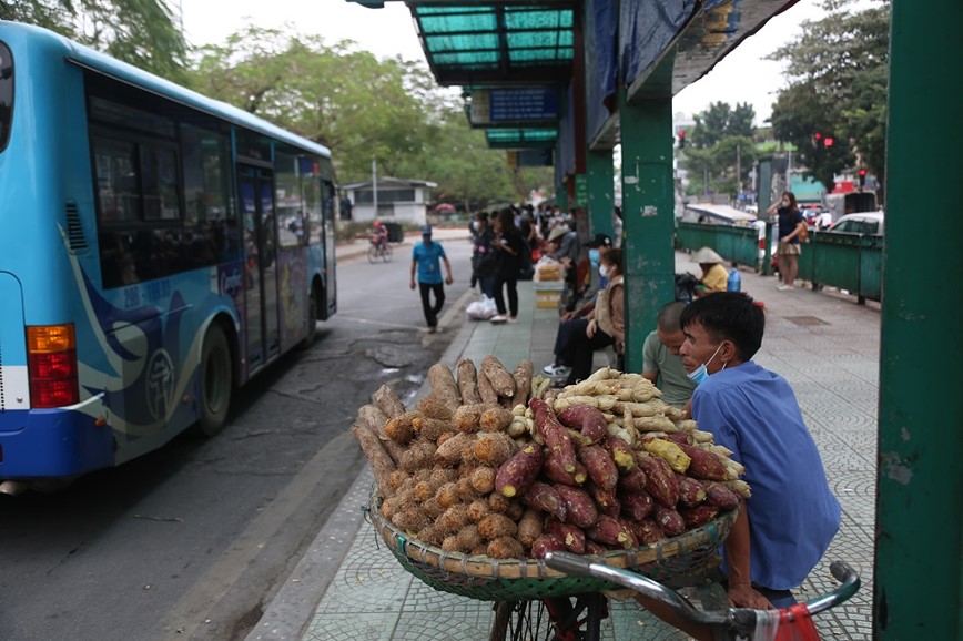 Ha Noi: Hang quan bua vay nha cho xe buyt - Hinh anh 1