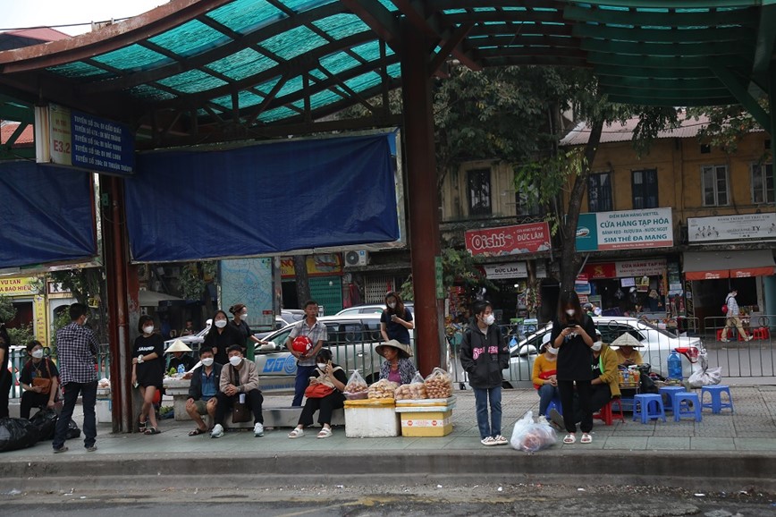 Ha Noi: Hang quan bua vay nha cho xe buyt - Hinh anh 2