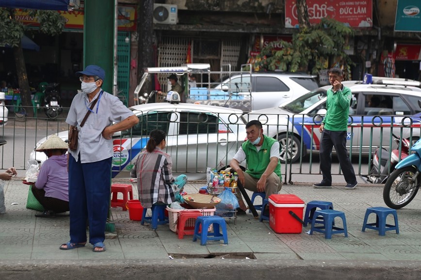 Ha Noi: Hang quan bua vay nha cho xe buyt - Hinh anh 7