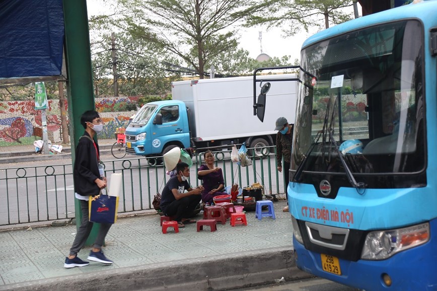 Ha Noi: Hang quan bua vay nha cho xe buyt - Hinh anh 12