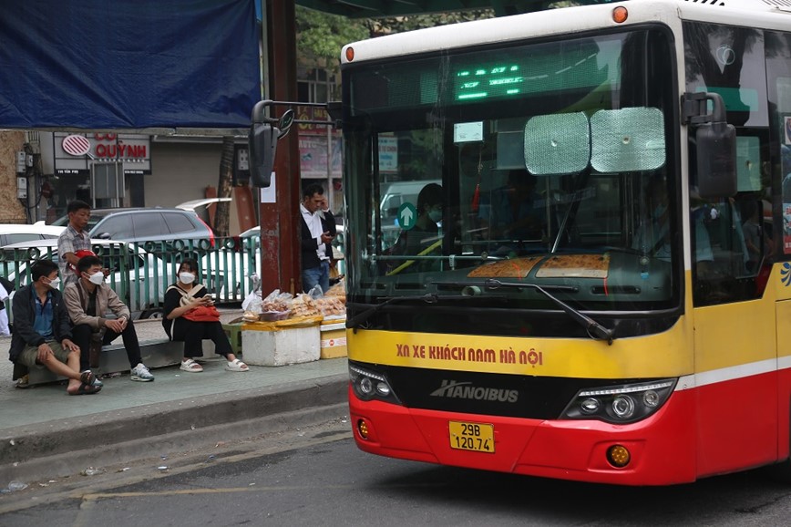 Ha Noi: Hang quan bua vay nha cho xe buyt - Hinh anh 3