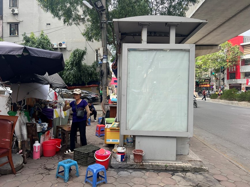 Ha Noi: Hang quan bua vay nha cho xe buyt - Hinh anh 6